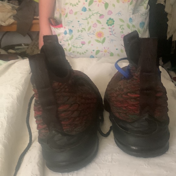 Size 7 youth. Nike LeBron speckled shoes Came with extra laces in multiple color - Picture 4 of 4